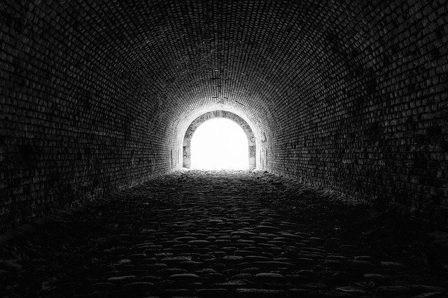 Tunem escuro com luz no fim do tunel